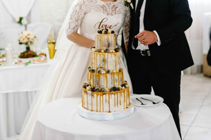 Pearl & Gold-Accented Wedding Cakes Trending in Dubai: